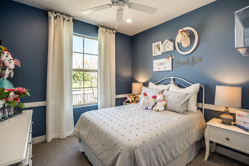 Idee per una camera degli ospiti contemporanea di medie dimensioni con pareti blu, moquette e pavimento beige