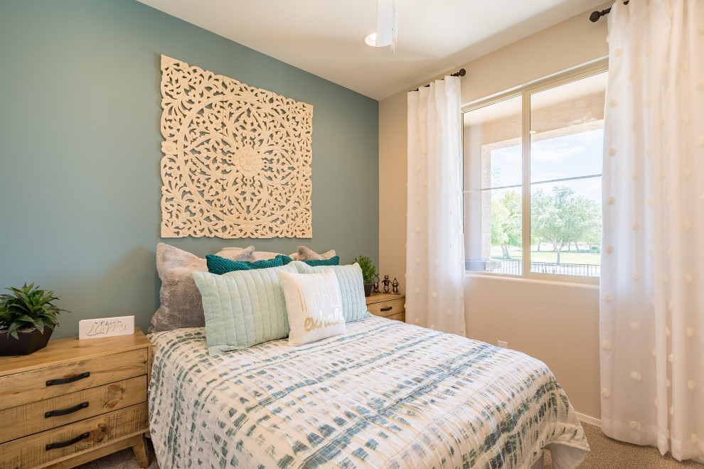 Modelo de habitación de invitados contemporánea con paredes azules, moqueta y suelo beige