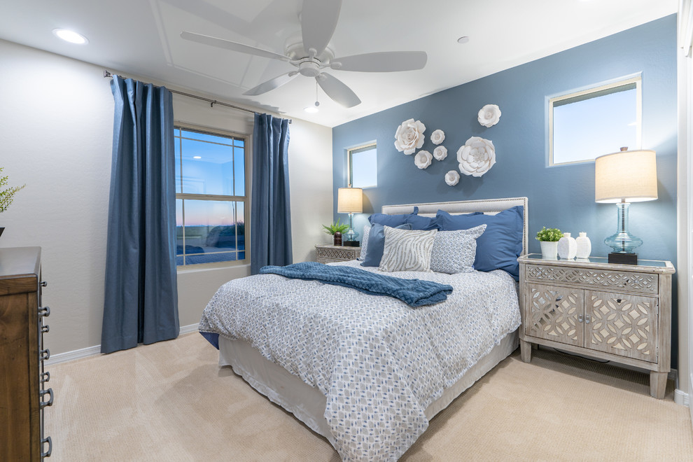 На фото: гостевая спальня среднего размера, (комната для гостей) в стиле неоклассика (современная классика) с синими стенами, ковровым покрытием, бежевым полом и синими шторами с