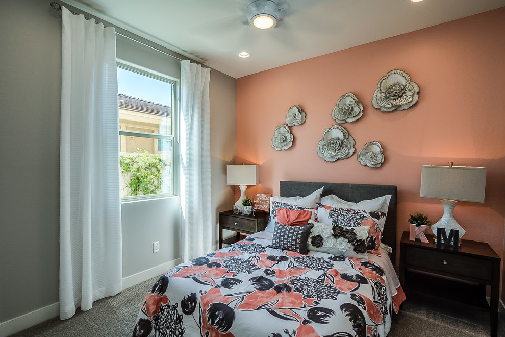 Immagine di una camera degli ospiti minimal di medie dimensioni con pareti arancioni, moquette e pavimento beige