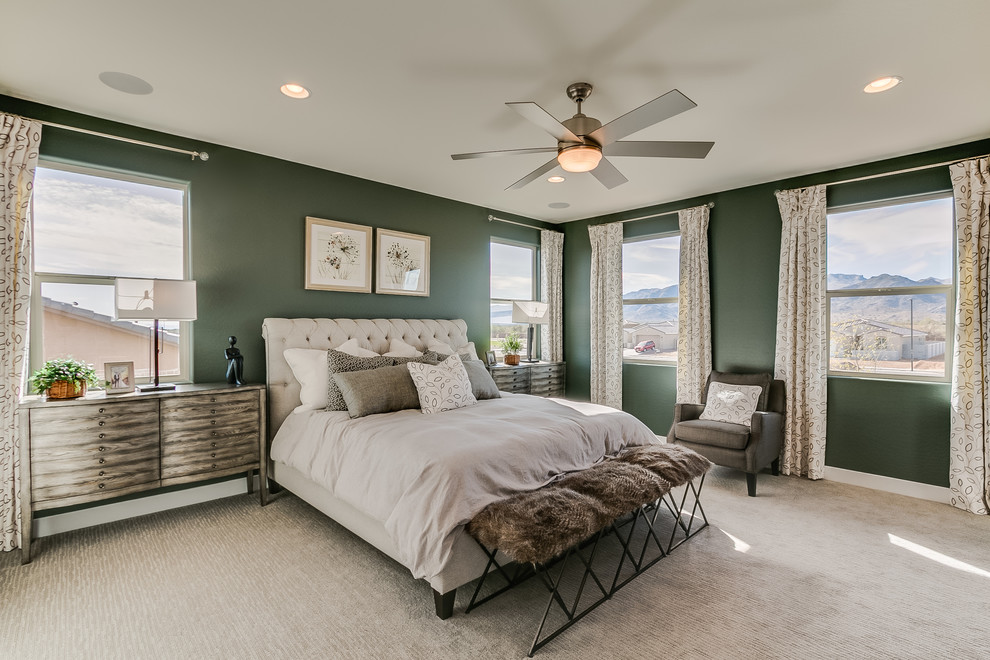 Foto de dormitorio principal actual grande con paredes verdes, moqueta y suelo beige