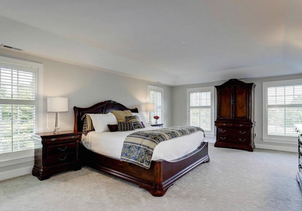 Großes Klassisches Hauptschlafzimmer mit grauer Wandfarbe, Teppichboden und beigem Boden in Baltimore
