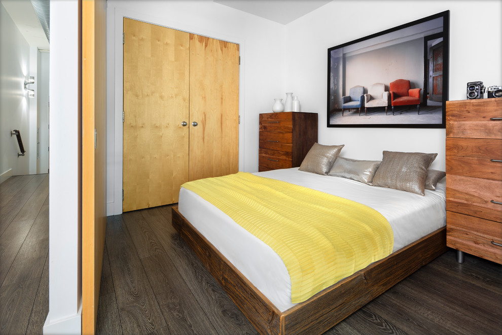 На фото: спальня на антресоли в стиле лофт с белыми стенами и паркетным полом среднего тона с