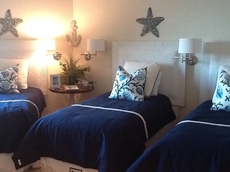 Идея дизайна: гостевая спальня среднего размера, (комната для гостей) в морском стиле с белыми стенами и ковровым покрытием