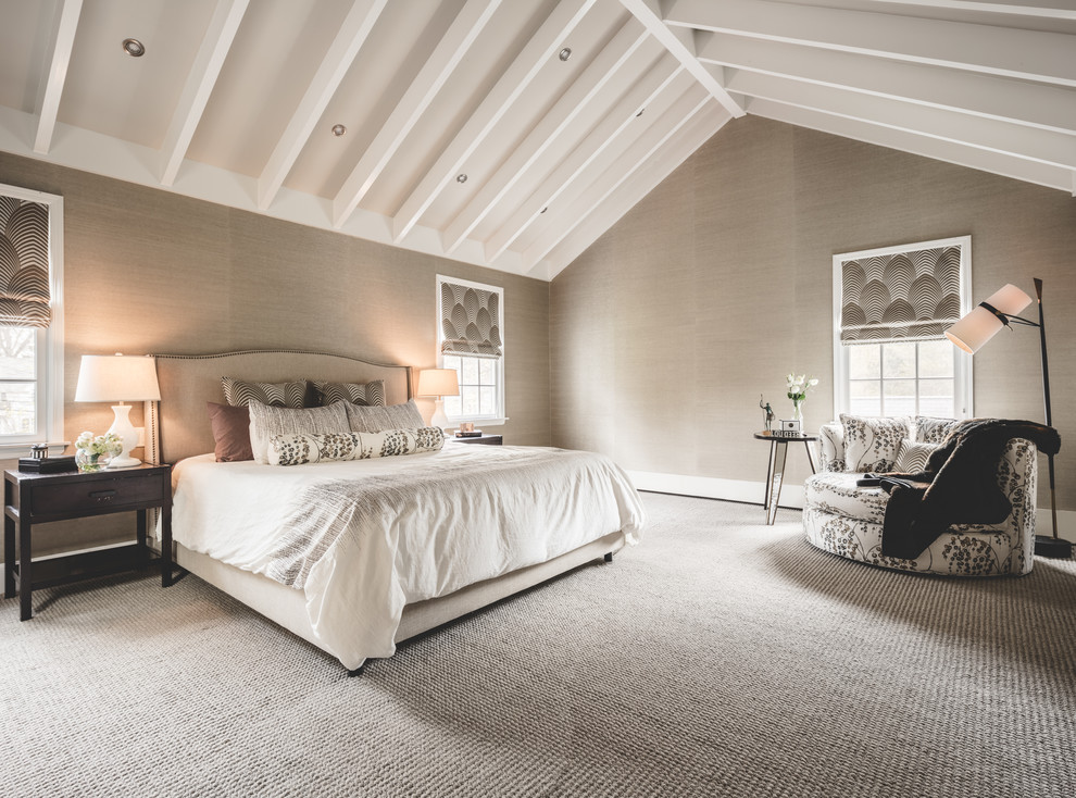 Großes Klassisches Hauptschlafzimmer mit beiger Wandfarbe, Teppichboden und beigem Boden in New York