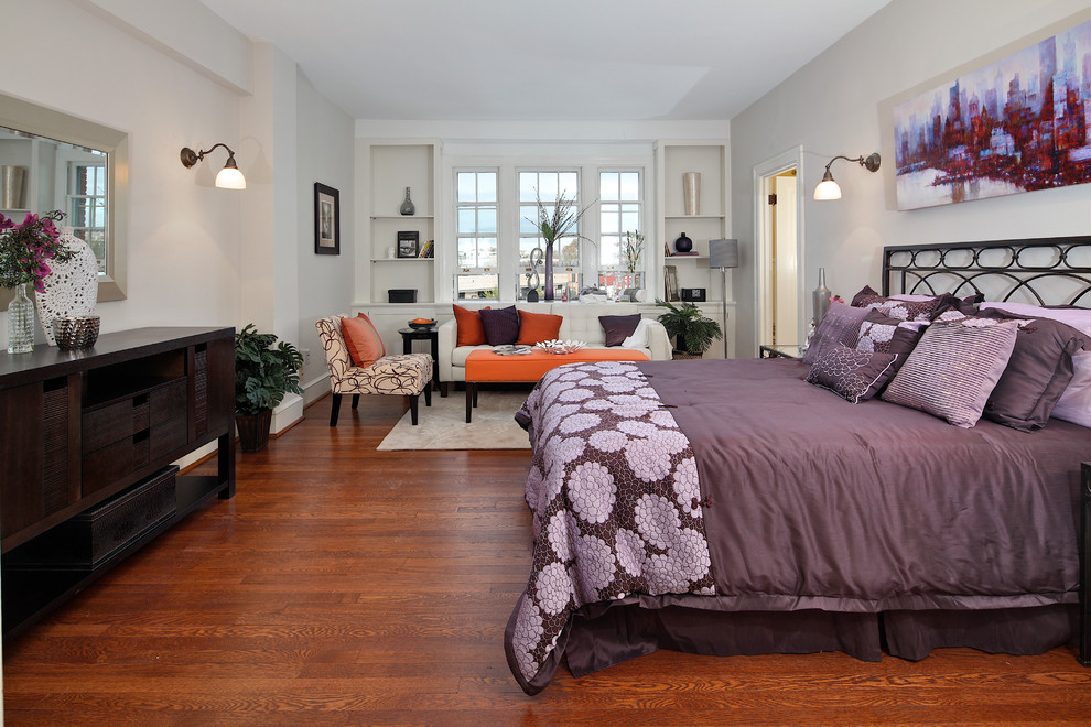 Diseño de dormitorio actual con paredes blancas y suelo de madera en tonos medios
