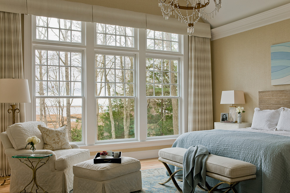 Imagen de dormitorio principal clásico grande sin chimenea con paredes marrones y suelo de madera clara
