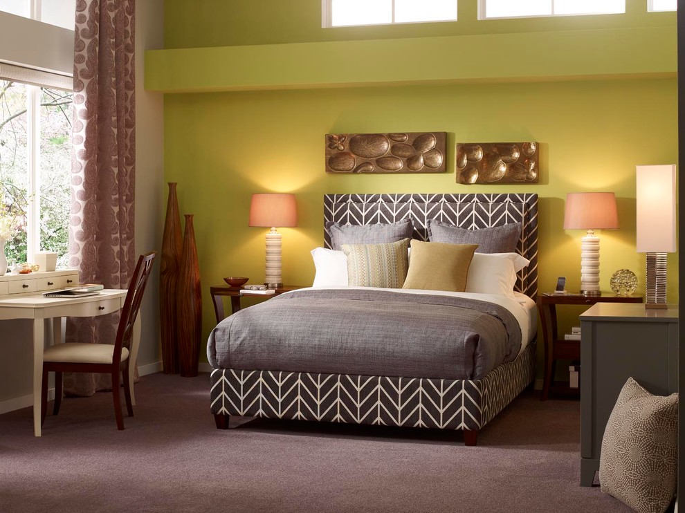 Стильный дизайн: спальня в стиле неоклассика (современная классика) с зелеными стенами и ковровым покрытием - последний тренд