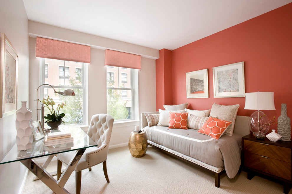 ボストンにある中くらいなトランジショナルスタイルのおしゃれな客用寝室 (オレンジの壁、カーペット敷き、照明) のレイアウト