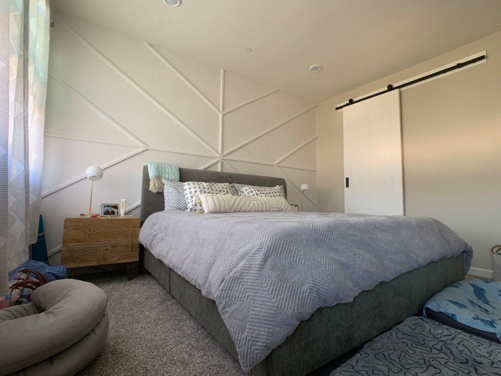 Свежая идея для дизайна: гостевая спальня среднего размера, (комната для гостей) в современном стиле с разноцветными стенами, ковровым покрытием и серым полом без камина - отличное фото интерьера