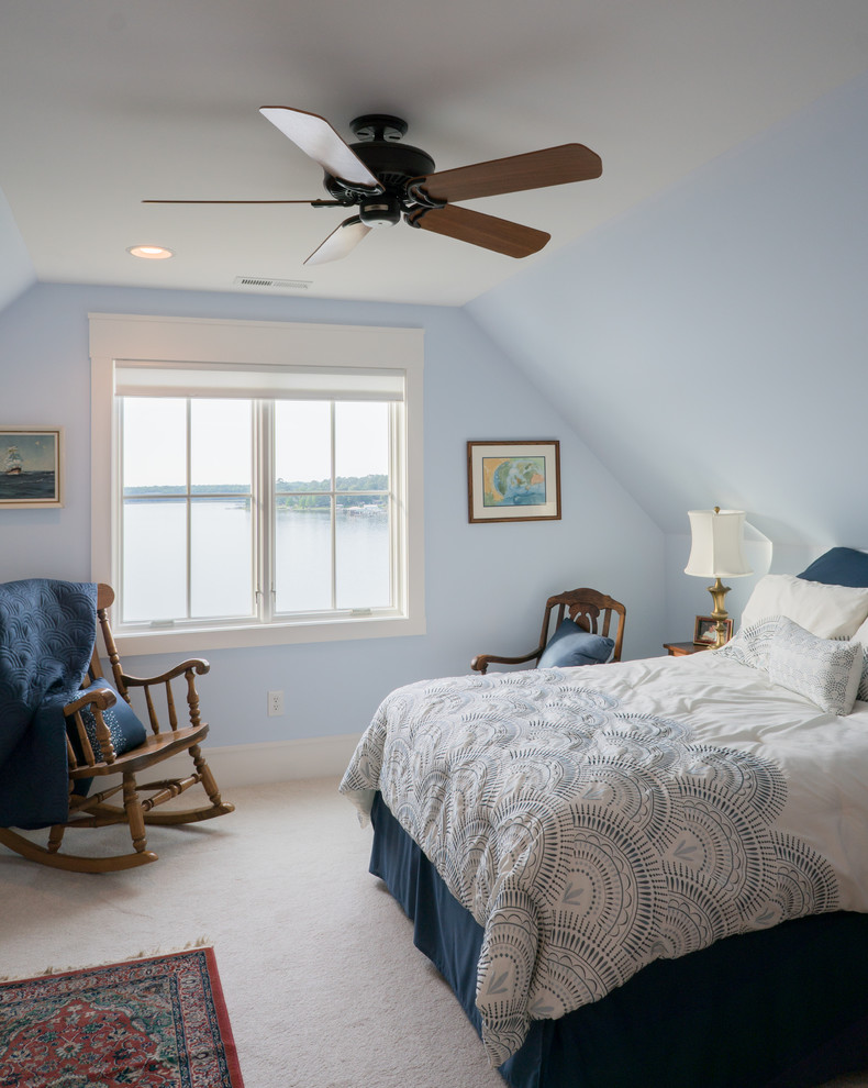 Свежая идея для дизайна: большая гостевая спальня (комната для гостей) в стиле неоклассика (современная классика) с синими стенами, ковровым покрытием и бежевым полом без камина - отличное фото интерьера