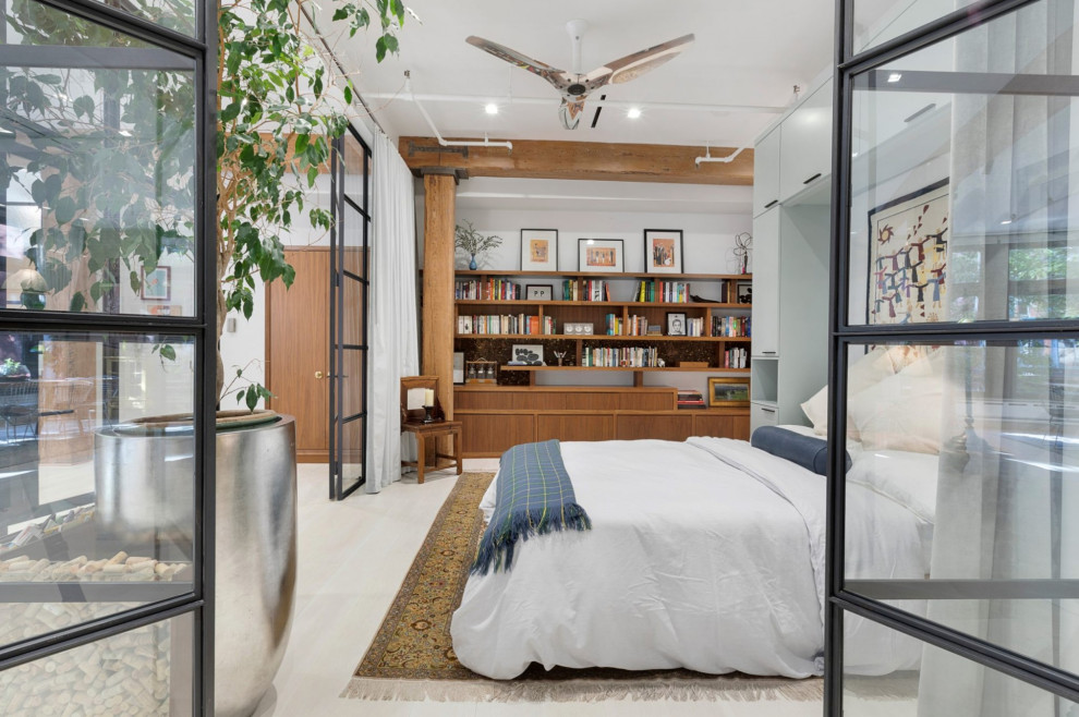 Immagine di una camera da letto boho chic con pareti bianche e pavimento beige