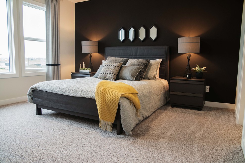 Modelo de dormitorio principal clásico renovado de tamaño medio sin chimenea con paredes negras, moqueta y suelo beige