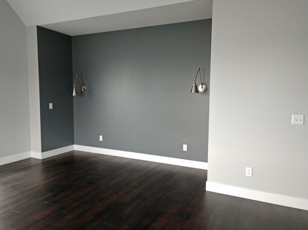 Idee per una camera matrimoniale american style con pareti grigie, parquet scuro e pavimento marrone