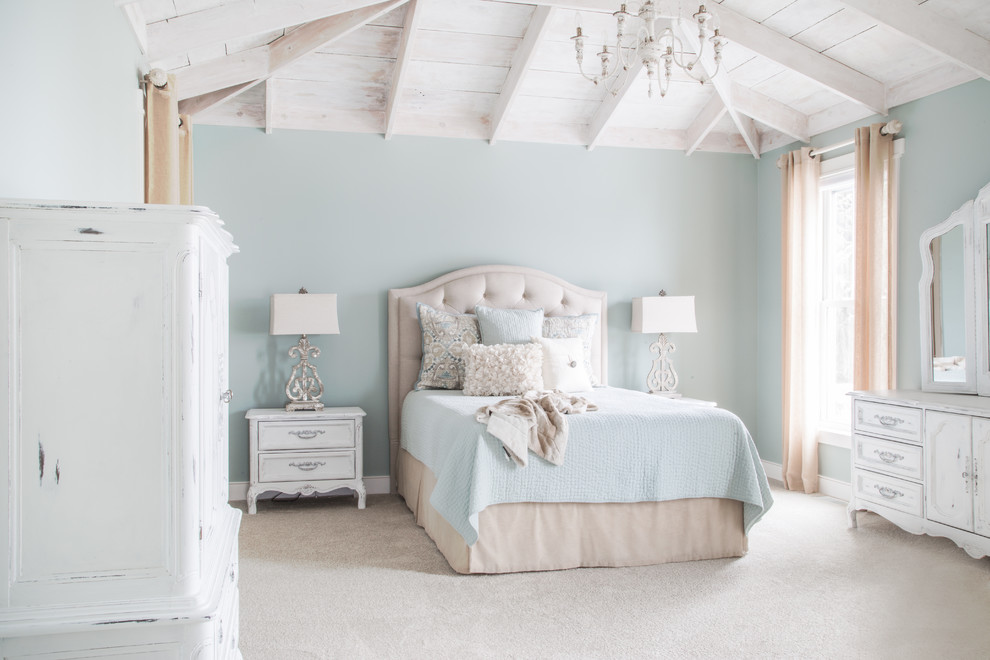 Landhausstil Hauptschlafzimmer mit blauer Wandfarbe, Teppichboden, Holzdielendecke und grauem Boden