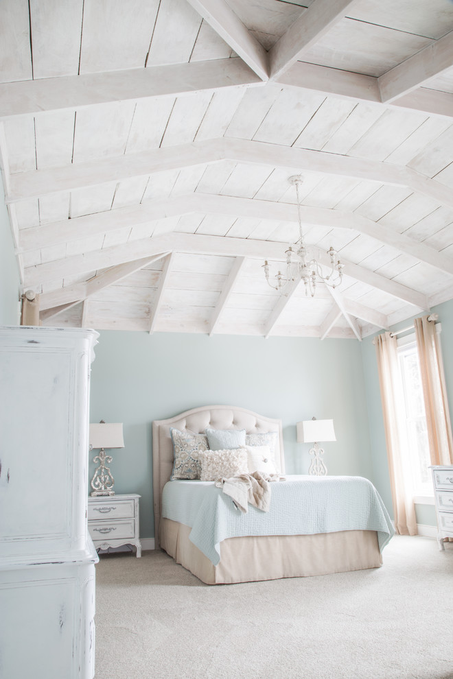 Landhausstil Hauptschlafzimmer mit blauer Wandfarbe, Teppichboden und Holzdielendecke