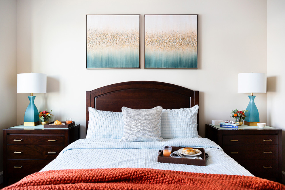 Foto de dormitorio principal contemporáneo de tamaño medio con paredes beige, moqueta y suelo multicolor