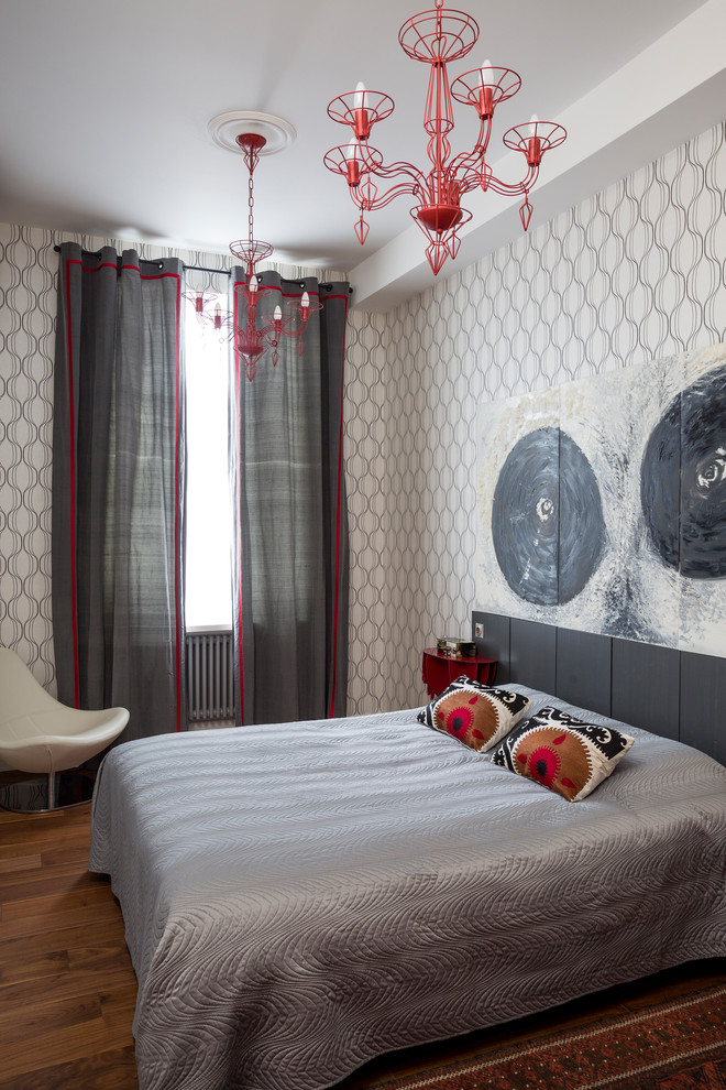ロンドンにあるコンテンポラリースタイルのおしゃれな寝室 (グレーの壁、無垢フローリング、茶色い床、グレーとブラウン) のレイアウト
