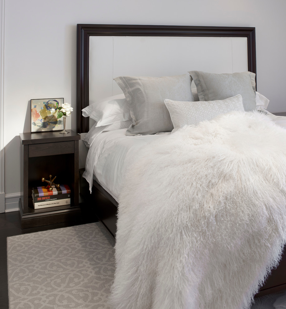 Стильный дизайн: хозяйская спальня среднего размера в классическом стиле с белыми стенами и темным паркетным полом без камина - последний тренд