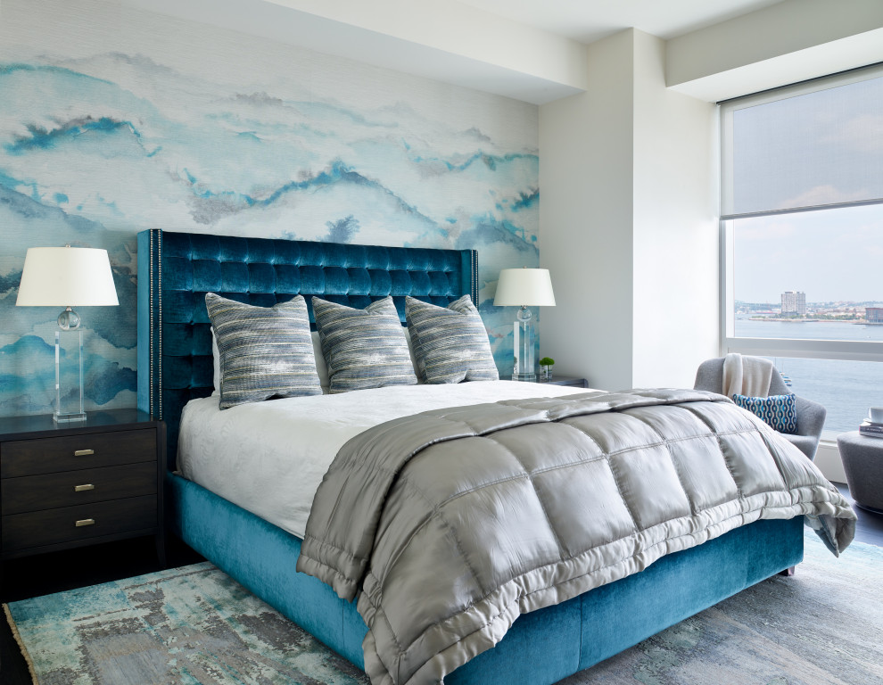 Réalisation d'une chambre design avec un mur bleu, parquet foncé, un sol marron et du papier peint.