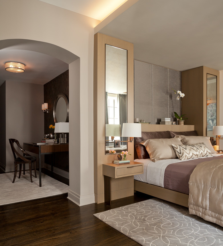 Ejemplo de dormitorio principal actual de tamaño medio con paredes grises y suelo de madera oscura