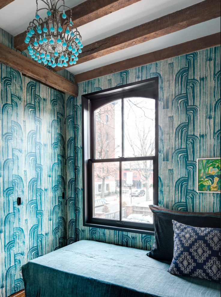 На фото: спальня в стиле фьюжн с разноцветными стенами с