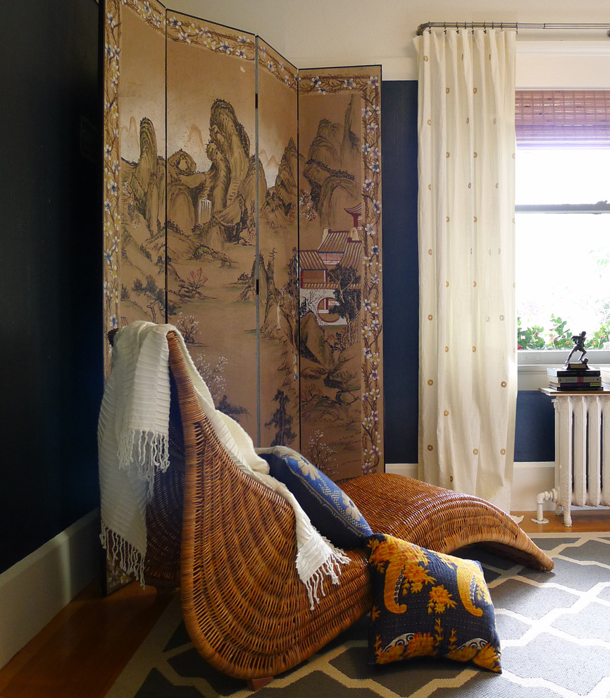 Esempio di una camera da letto eclettica con pareti nere e pavimento in legno massello medio