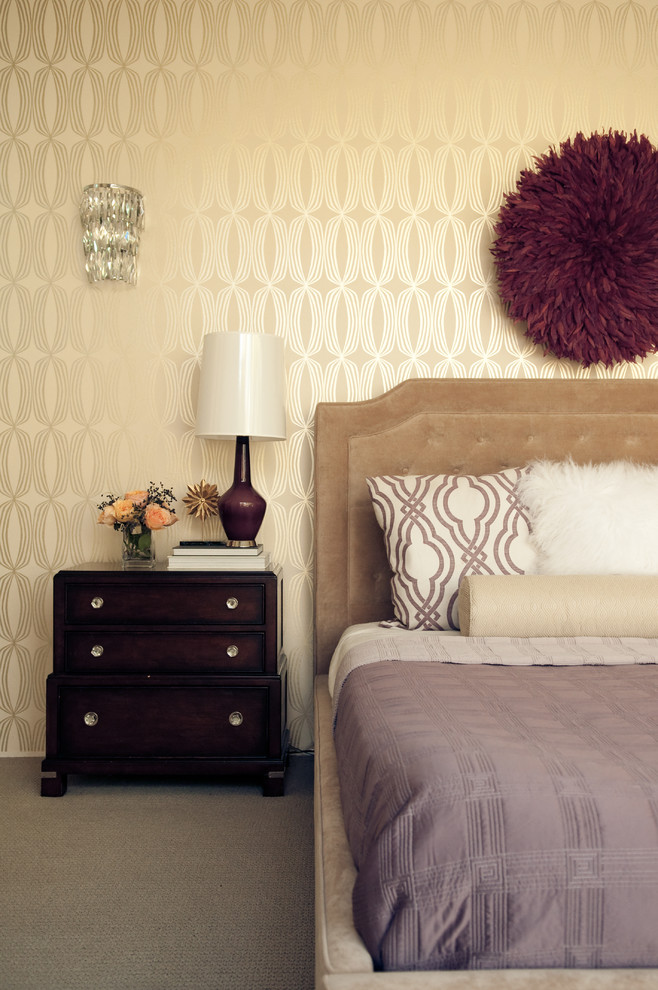 Идея дизайна: большая хозяйская спальня в стиле ретро с ковровым покрытием без камина