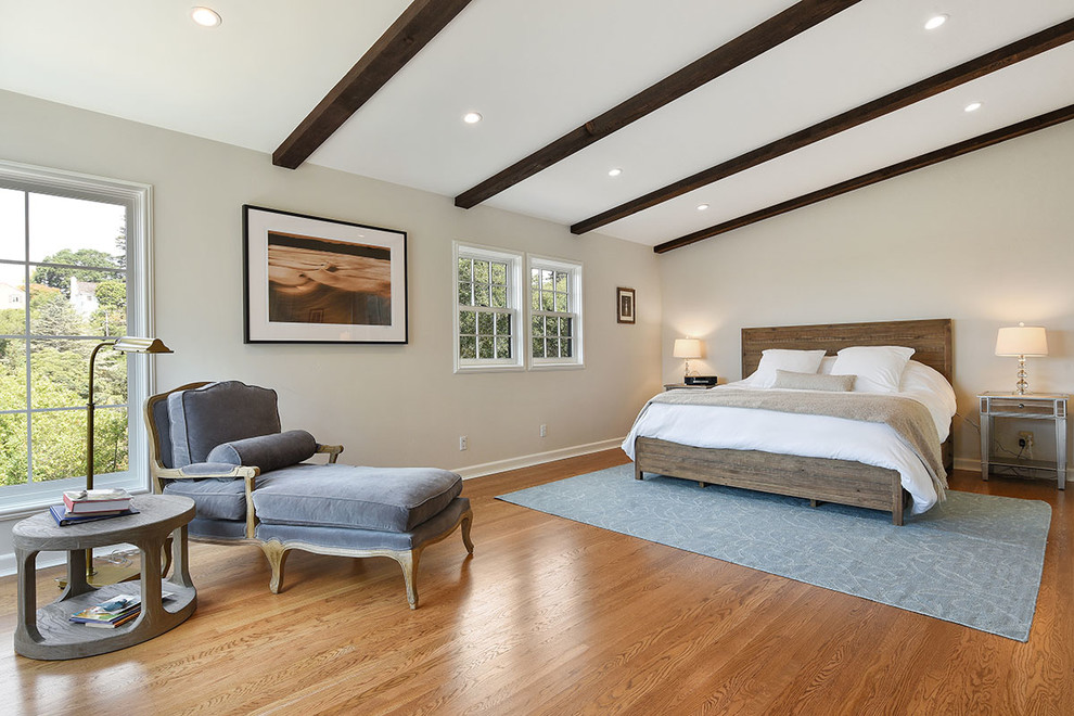 Idées déco pour une chambre classique avec un mur beige, un sol en bois brun et aucune cheminée.