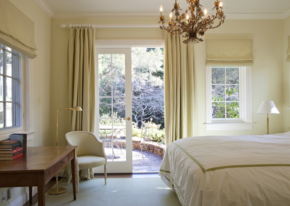 На фото: спальня в классическом стиле с желтыми стенами с