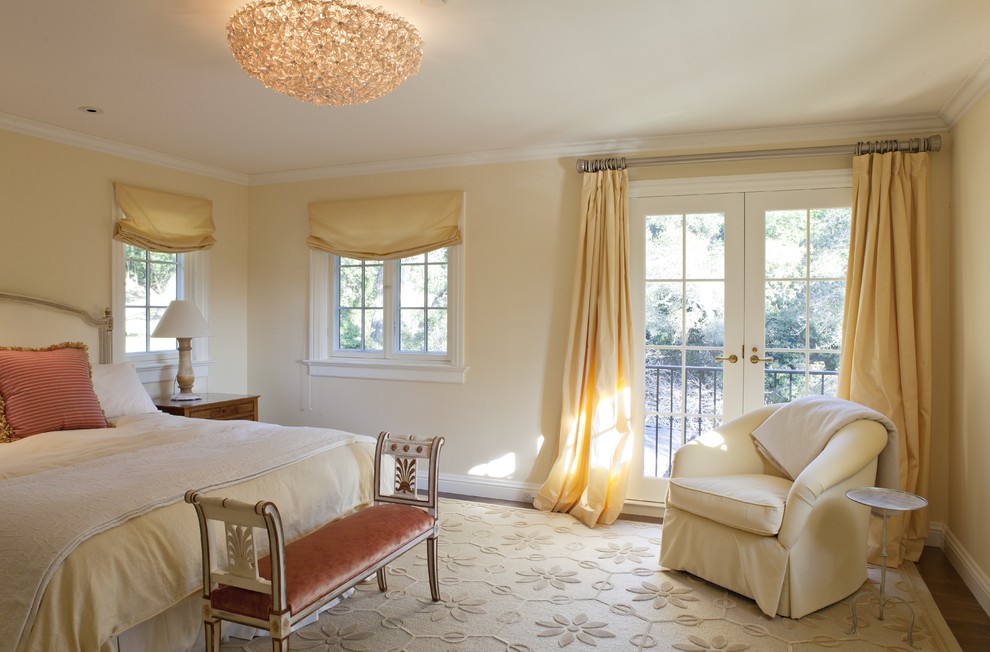 Стильный дизайн: спальня в классическом стиле с желтыми стенами - последний тренд