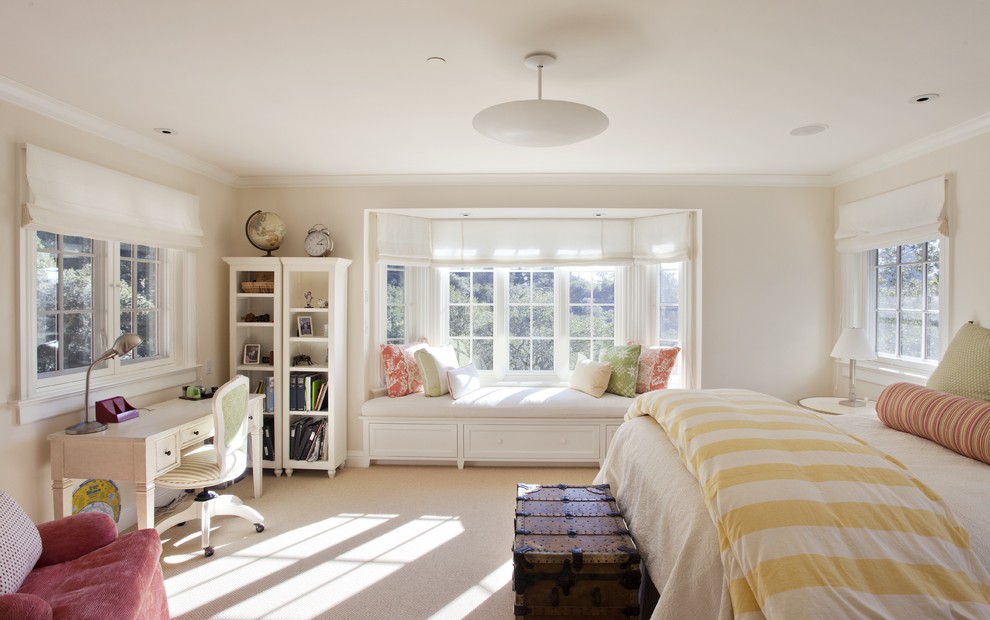 На фото: спальня в классическом стиле с бежевыми стенами и ковровым покрытием