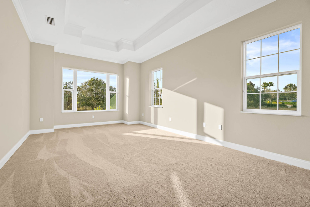 Cette photo montre une grande chambre chic avec un mur beige, un sol beige et un plafond à caissons.