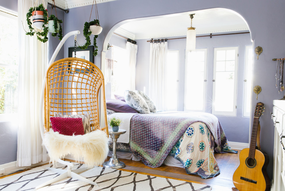 На фото: большая хозяйская спальня в стиле фьюжн с фиолетовыми стенами и паркетным полом среднего тона без камина с