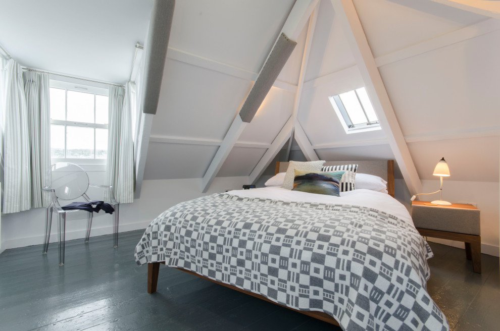 Пример оригинального дизайна: маленькая спальня в морском стиле с белыми стенами, деревянным полом, черным полом и сводчатым потолком для на участке и в саду
