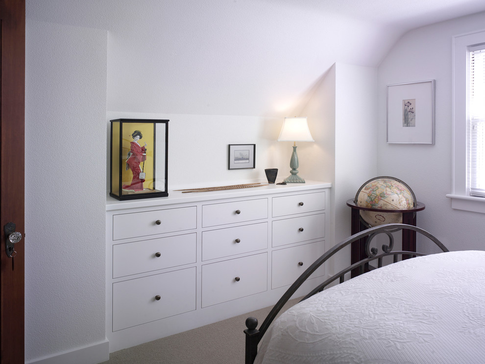 Ejemplo de habitación de invitados tradicional pequeña con paredes blancas y moqueta