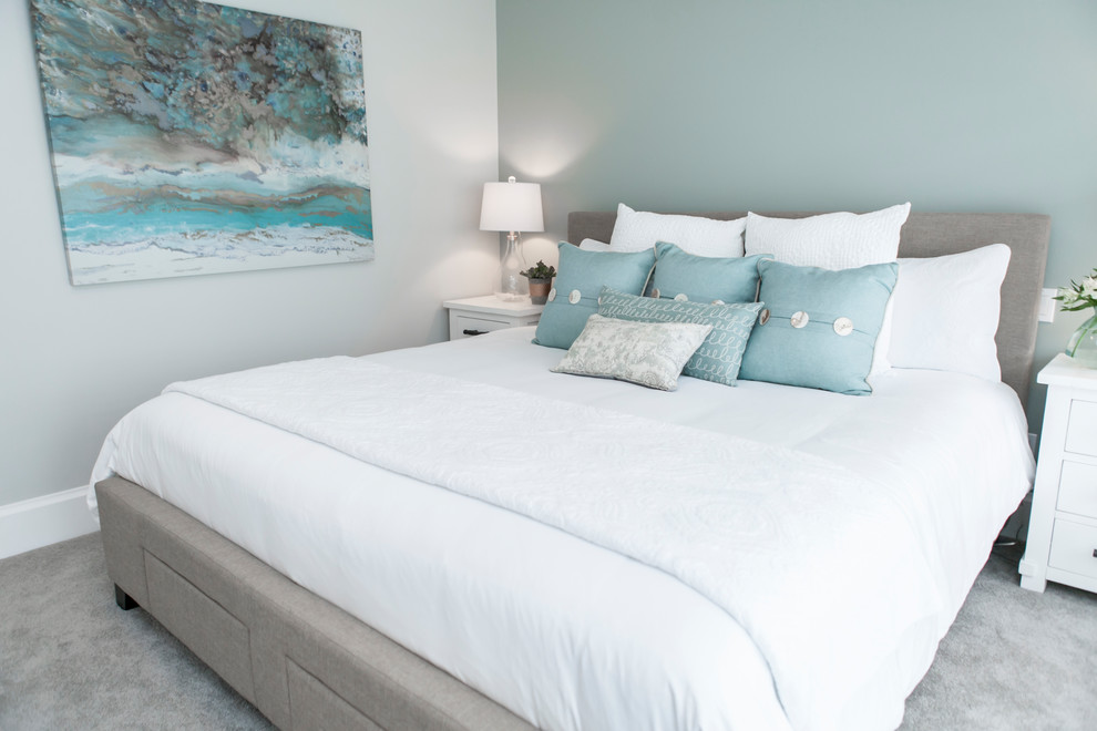 Стильный дизайн: гостевая спальня среднего размера, (комната для гостей) в морском стиле с серыми стенами - последний тренд