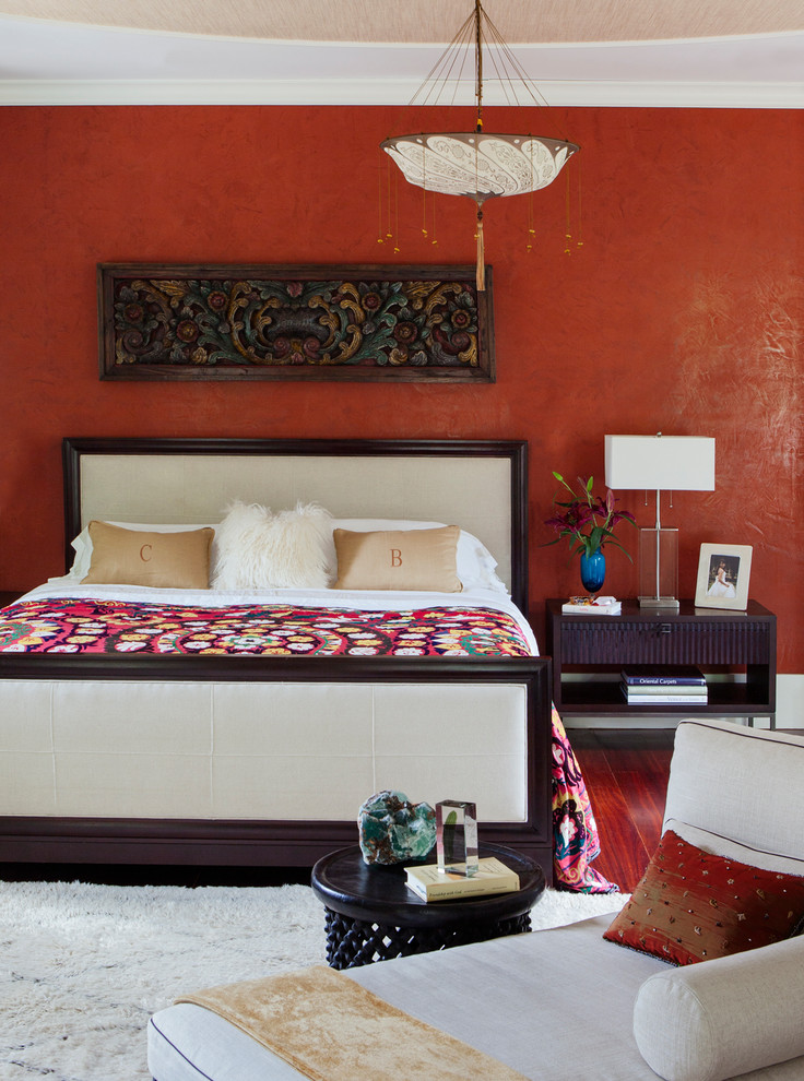 Источник вдохновения для домашнего уюта: хозяйская спальня в восточном стиле с красными стенами