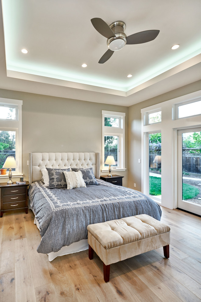 Источник вдохновения для домашнего уюта: хозяйская спальня среднего размера в классическом стиле с коричневыми стенами, светлым паркетным полом и коричневым полом без камина