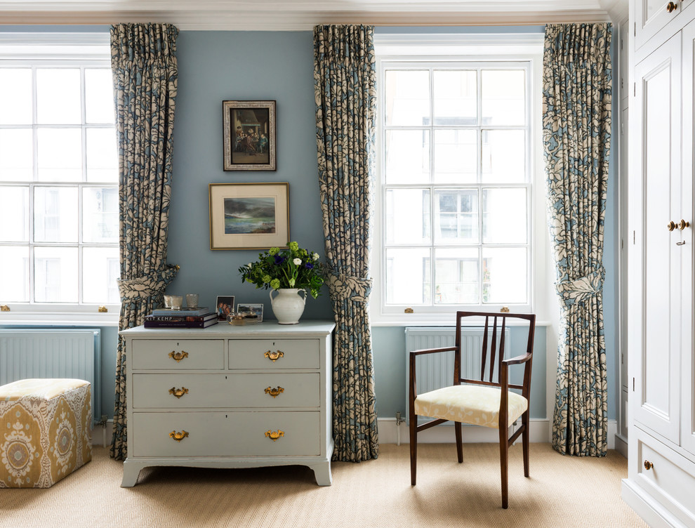 Inspiration för ett mellanstort vintage huvudsovrum, med blå väggar och heltäckningsmatta