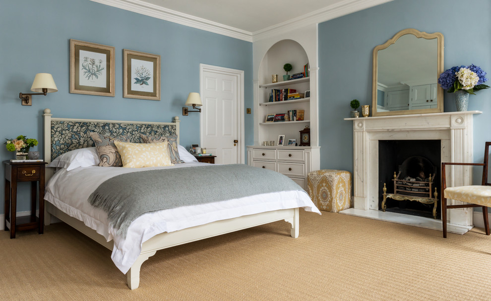Пример оригинального дизайна: хозяйская спальня среднего размера в стиле неоклассика (современная классика) с синими стенами, ковровым покрытием, стандартным камином и фасадом камина из камня