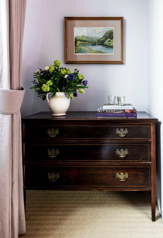 Inspiration för ett litet vintage gästrum, med lila väggar och heltäckningsmatta