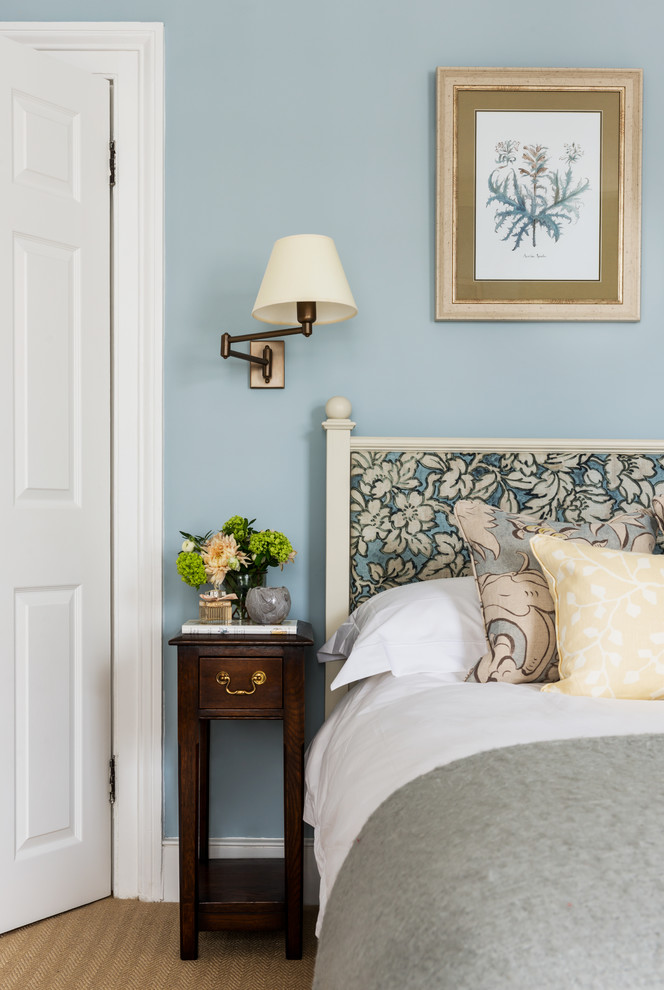 Imagen de dormitorio principal clásico renovado de tamaño medio con paredes azules, moqueta, todas las chimeneas y marco de chimenea de piedra