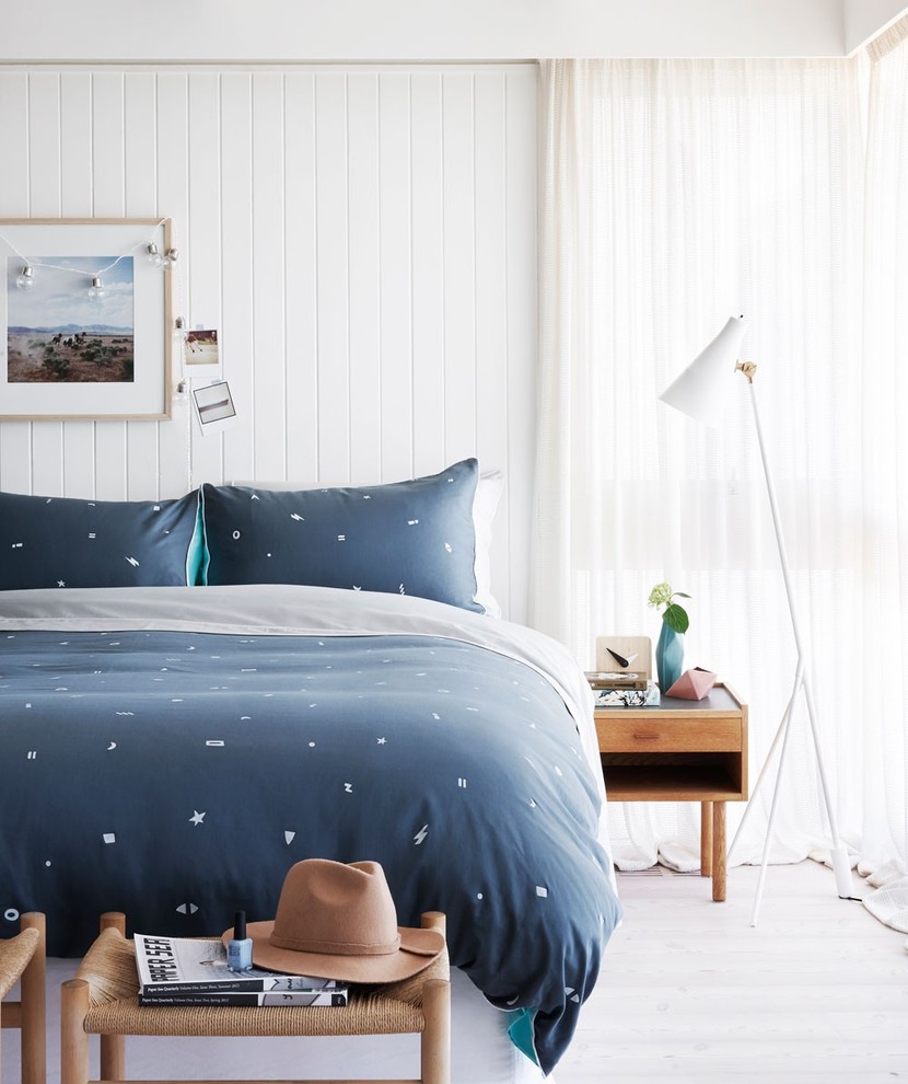 Idee per una camera da letto minimal di medie dimensioni con pareti bianche, pavimento in legno verniciato e pavimento bianco