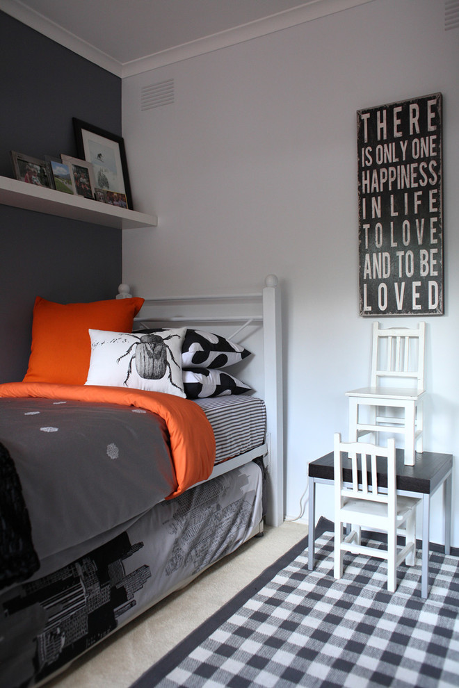 Esempio di una piccola camera da letto chic con pareti grigie e moquette
