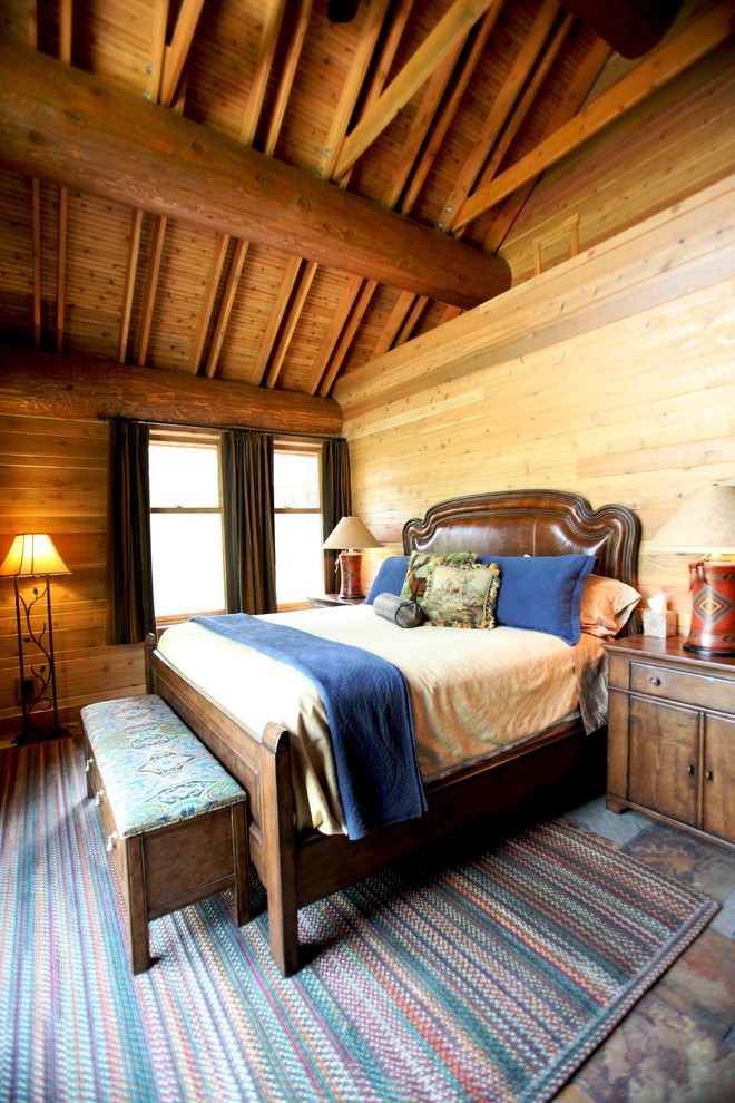 На фото: хозяйская спальня среднего размера в стиле рустика с полом из сланца без камина