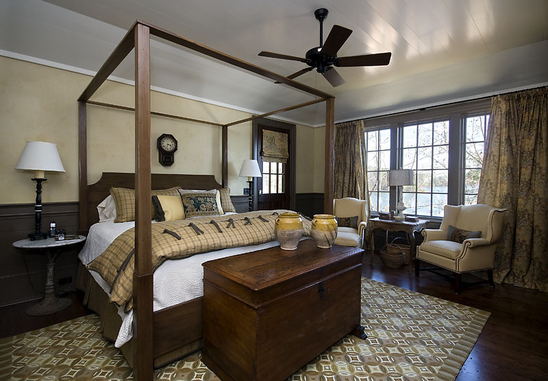 Foto de dormitorio principal rural grande sin chimenea con paredes beige y suelo de madera oscura