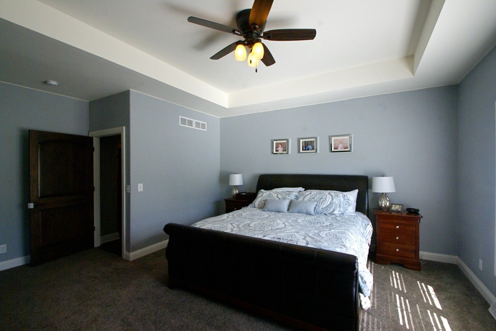 На фото: большая хозяйская спальня в стиле неоклассика (современная классика) с серыми стенами, ковровым покрытием и коричневым полом без камина