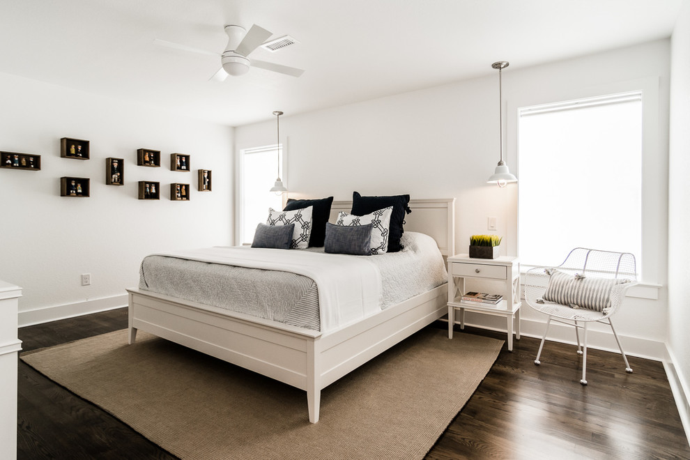 Foto de dormitorio marinero con paredes blancas, suelo de madera oscura y suelo marrón