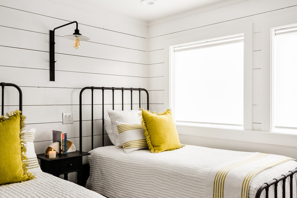 Immagine di una camera da letto stile marinaro con pareti bianche